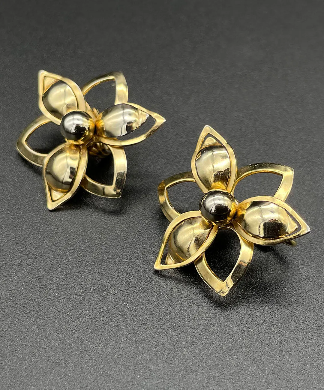 【USA輸入】ヴィンテージ SARAH COV. オープンワーク フラワー イヤリング/Vintage SARAH COV. Open Work Flower Clip On Earrings