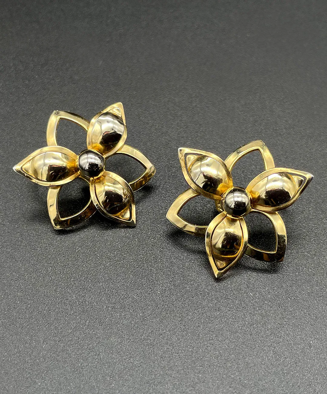 【USA輸入】ヴィンテージ SARAH COV. オープンワーク フラワー イヤリング/Vintage SARAH COV. Open Work Flower Clip On Earrings