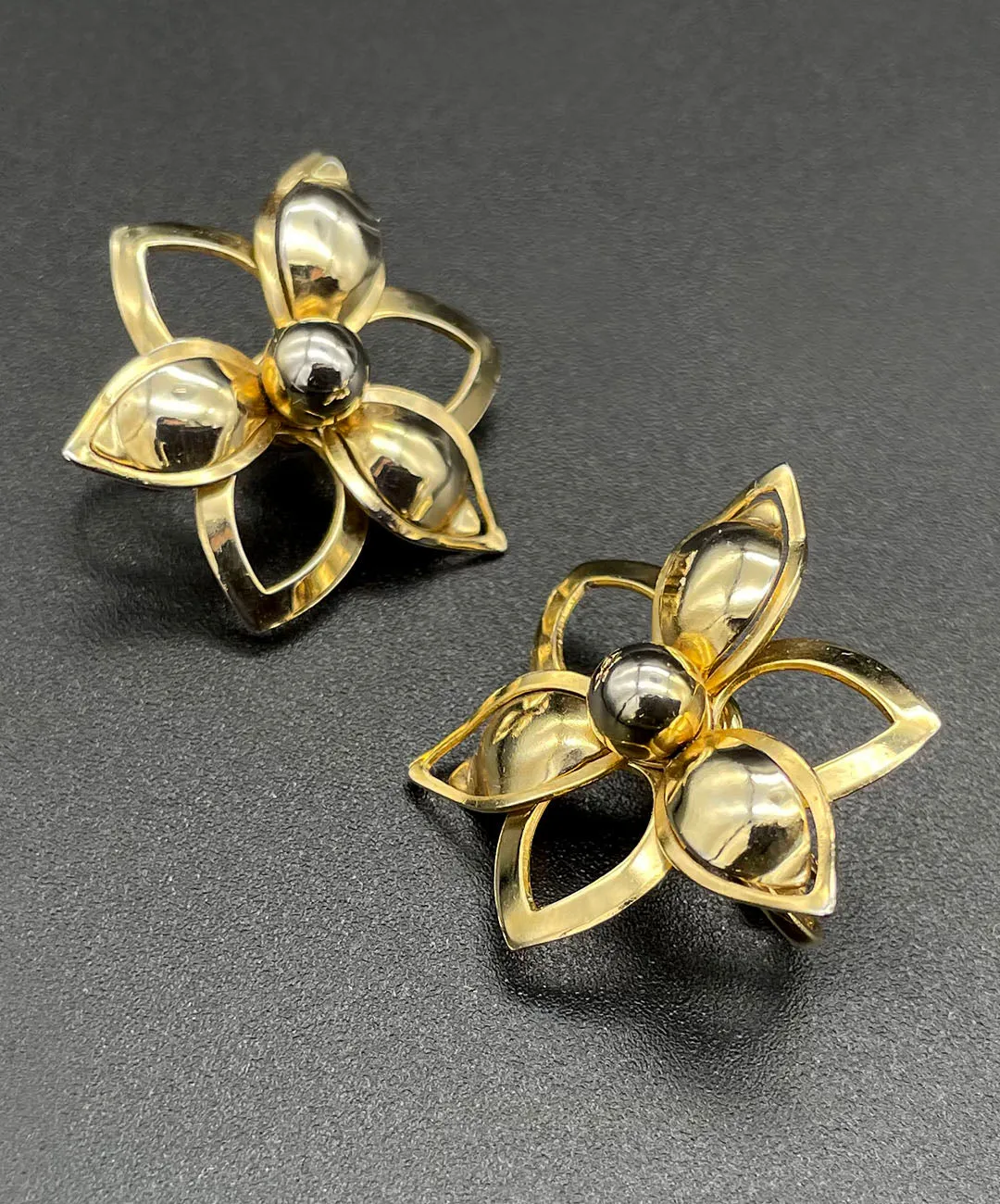 【USA輸入】ヴィンテージ SARAH COV. オープンワーク フラワー イヤリング/Vintage SARAH COV. Open Work Flower Clip On Earrings